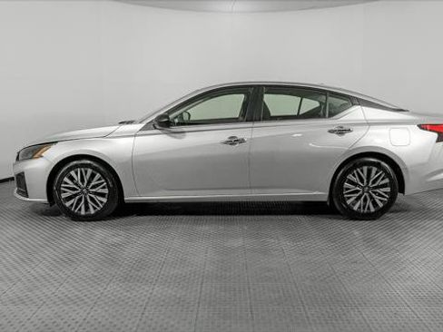 Used 2024 Nissan Altima 2.5 SV FWD image 3