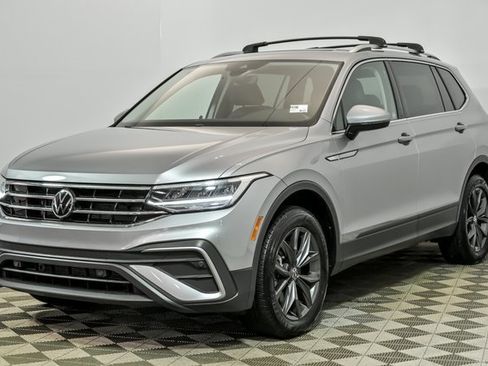 Certified 2022 Volkswagen Tiguan SE w/ Panoramic Sunroof Package image 4