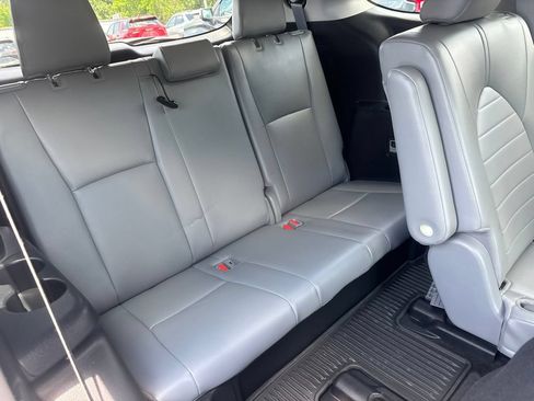 Used 2023 Toyota Highlander XLE AWD/4WD image 12