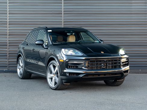 Certified 2025 Porsche Cayenne image 10