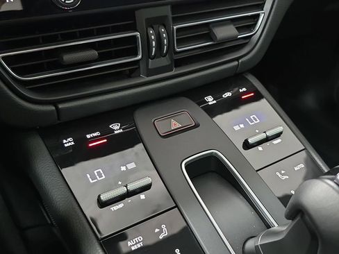 Certified 2025 Porsche Macan AWD/4WD image 19