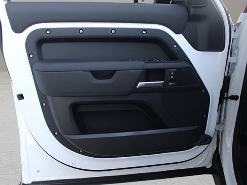 New 2025 Land Rover Defender 130 X-Dynamic SE image 10