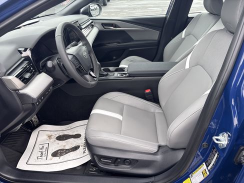 Used 2025 Toyota Camry SE w/ Convenience Package image 12