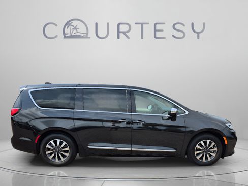 Used 2023 Chrysler Pacifica Limited FWD image 8