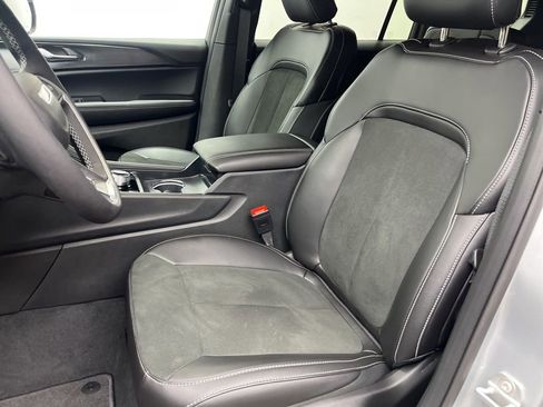 New 2025 Jeep Grand Cherokee L Altitude RWD image 9