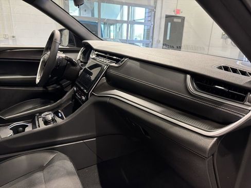 Used 2024 Jeep Grand Cherokee Altitude image 28