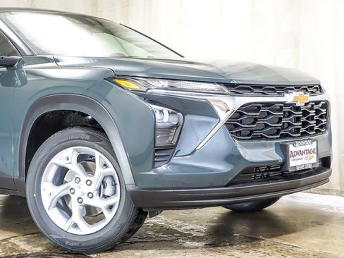 New 2026 Chevrolet Trax LS w/ LS Convenience Package FWD image 3