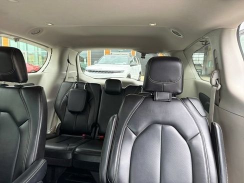 Used 2023 Chrysler Pacifica Touring-L FWD image 27