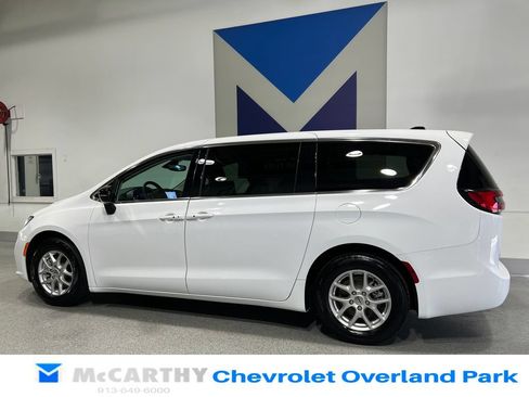 Used 2024 Chrysler Pacifica Touring-L FWD image 7