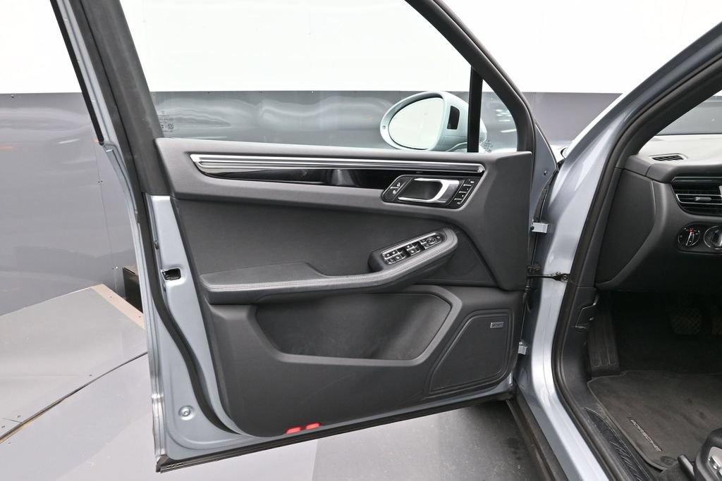 Certified 2024 Porsche Macan AWD/4WD image 8