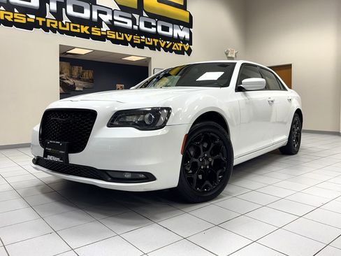 Used 2017 Chrysler 300 S image 2