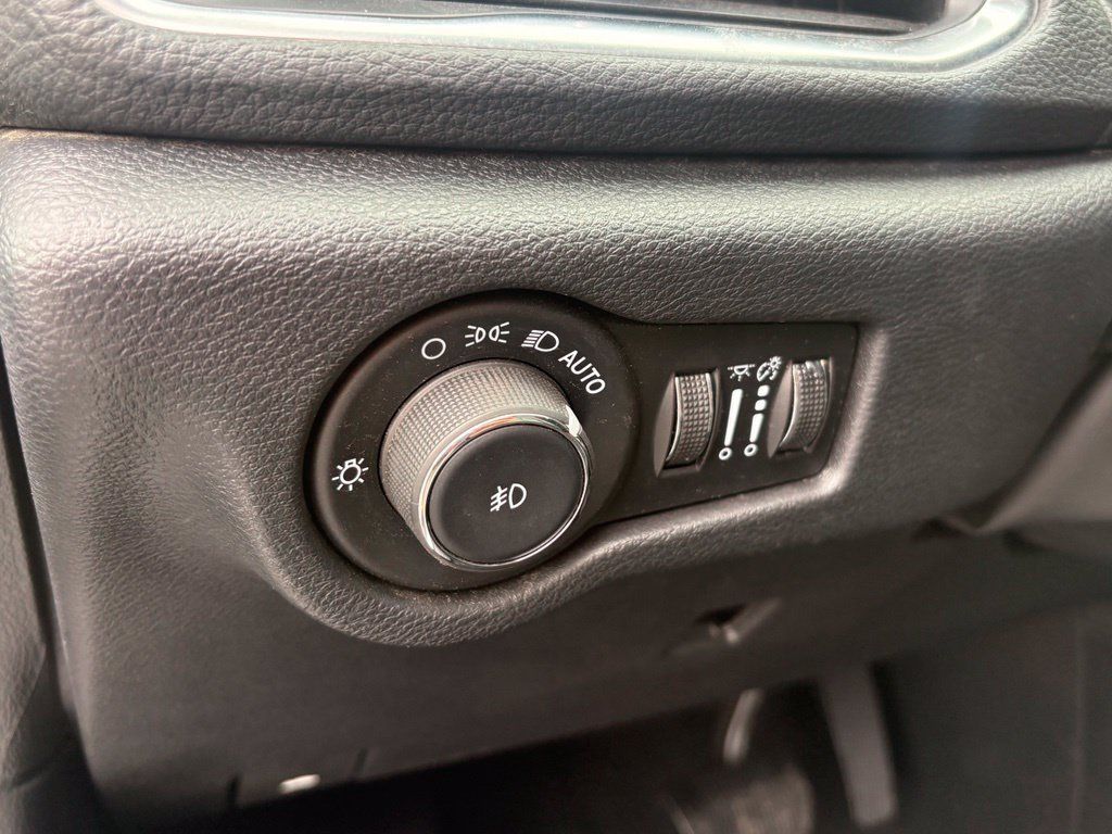 Used 2025 Chrysler Pacifica Limited FWD image 48