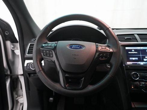 Used 2016 Ford Explorer XLT w/ Equipment Group 202A image 4