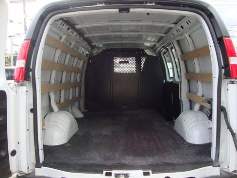 Used 2024 GMC Savana 2500 w/ Driver Convenience Package image 3