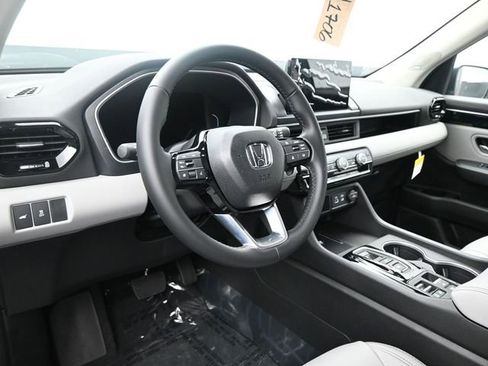 New 2025 Honda Pilot Touring image 17