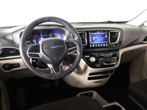 Used 2020 Chrysler Pacifica Touring image 2