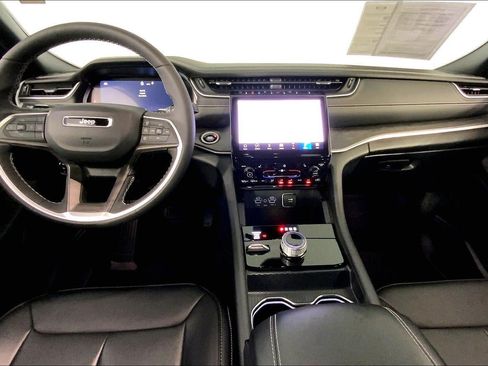 Used 2025 Jeep Grand Cherokee Limited AWD/4WD image 15