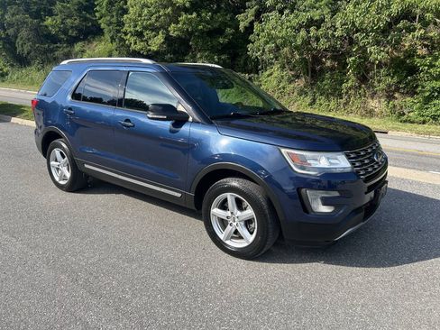 Used 2016 Ford Explorer XLT w/ Equipment Group 202A AWD/4WD image 10