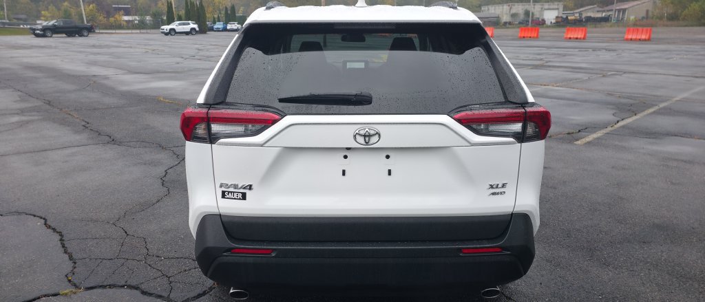 Used 2025 Toyota RAV4 XLE AWD/4WD image 10