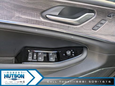 Used 2022 Jeep Grand Cherokee Overland w/ Luxury Tech Group IV image 16