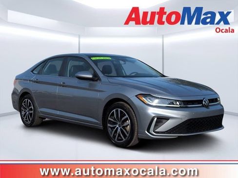 Used 2025 Volkswagen Jetta SE FWD image 1