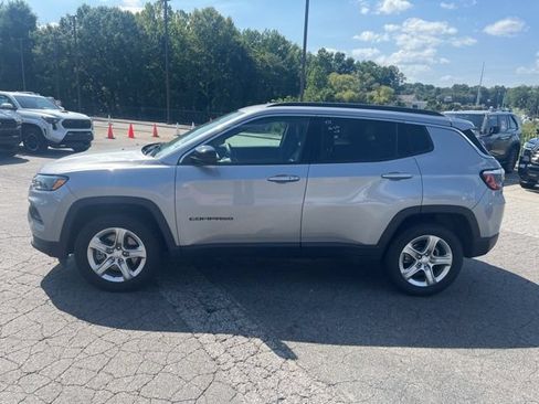 Used 2024 Jeep Compass Latitude AWD/4WD image 4