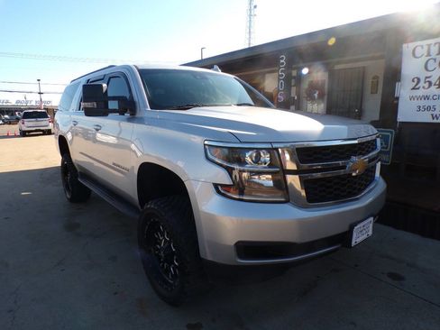 Used 2016 Chevrolet Suburban LT image 2