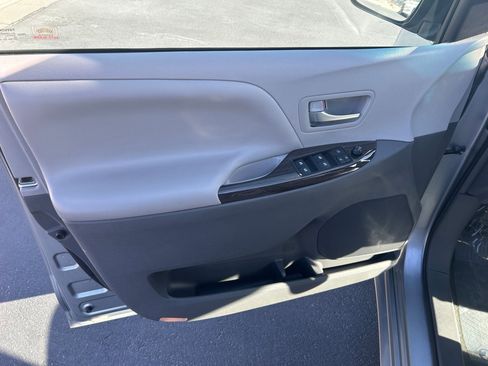 Used 2016 Toyota Sienna XLE FWD image 10