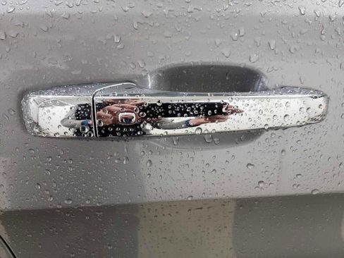 Used 2017 Jeep Grand Cherokee Limited image 32