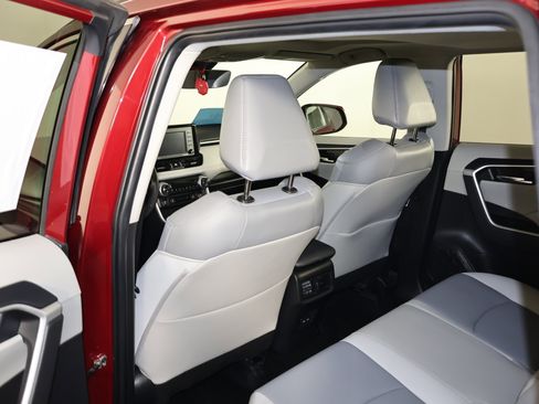 Used 2022 Toyota RAV4 XLE Premium image 50