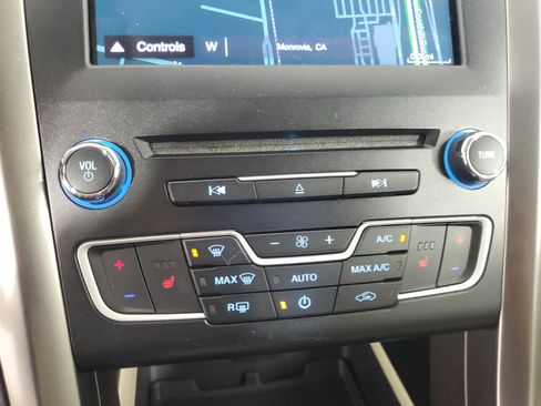 Used 2017 Ford Fusion SE w/ Fusion SE Technology Package image 19