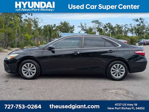 Used 2015 Toyota Camry LE FWD image 2