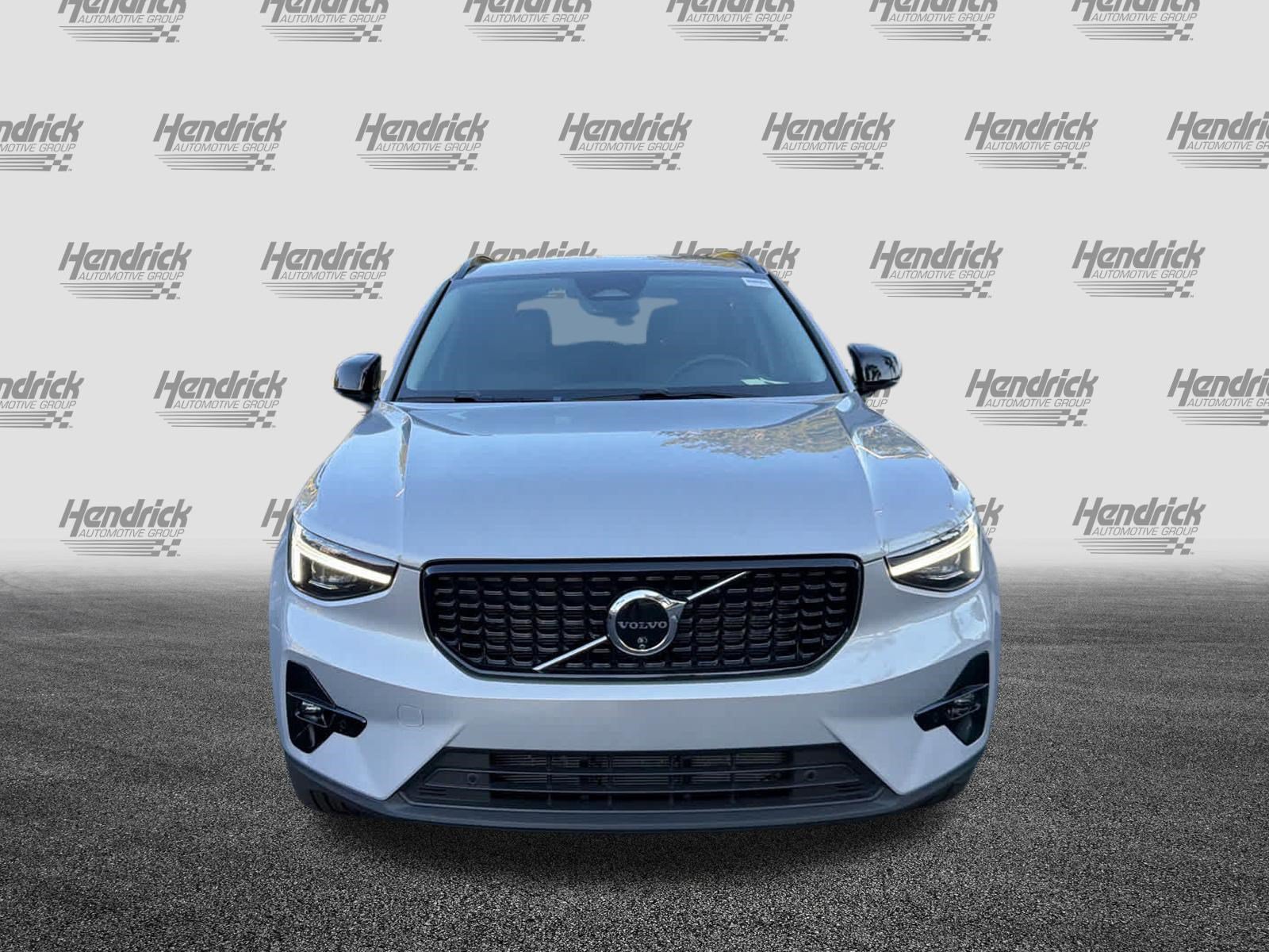 Used 2025 Volvo XC40 B5 Ultra AWD/4WD image 3