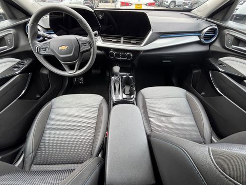 Used 2025 Chevrolet Trax LT image 34