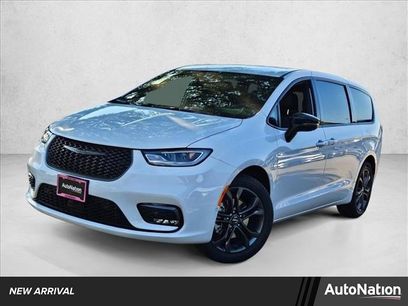 New 2026 Chrysler Pacifica Select
