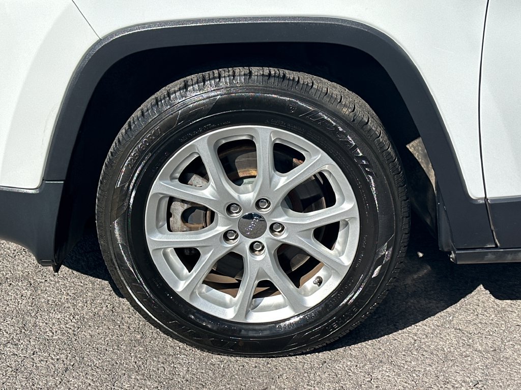 Used 2017 Jeep Cherokee Latitude w/ Comfort/Convenience Group FWD image 12