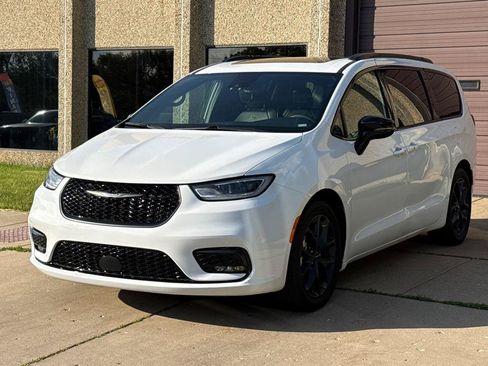 Used 2025 Chrysler Pacifica Limited FWD image 3