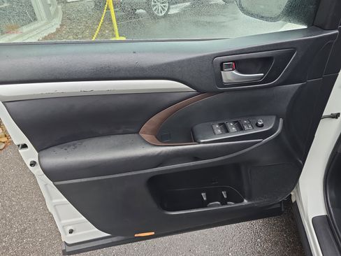 Used 2019 Toyota Highlander XLE image 18