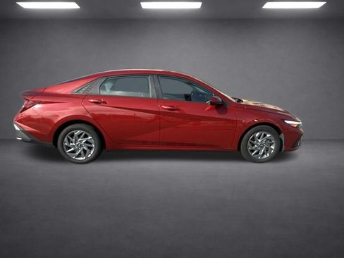 Used 2024 Hyundai Elantra SEL FWD image 11