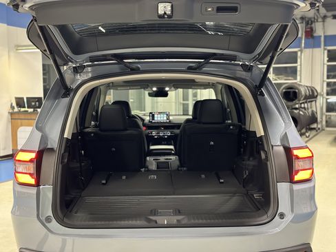 New 2025 Honda Pilot Touring image 9