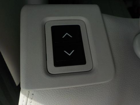 Used 2017 Land Rover Discovery HSE image 46