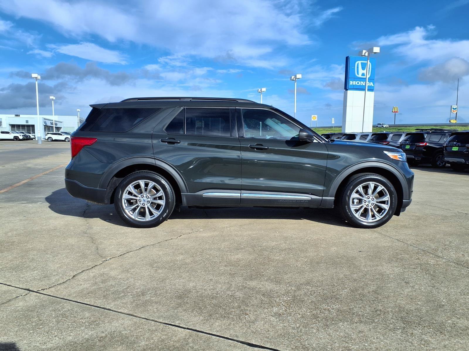Used 2023 Ford Explorer XLT w/ Equipment Group 202A RWD image 8
