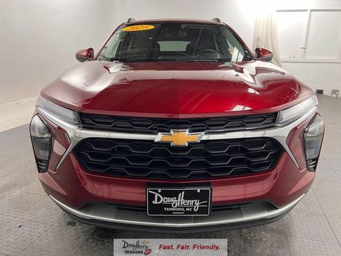 Used 2025 Chevrolet Trax LT w/ LT Convenience Package FWD image 2