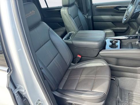 Used 2025 Chevrolet Suburban High Country AWD/4WD image 27