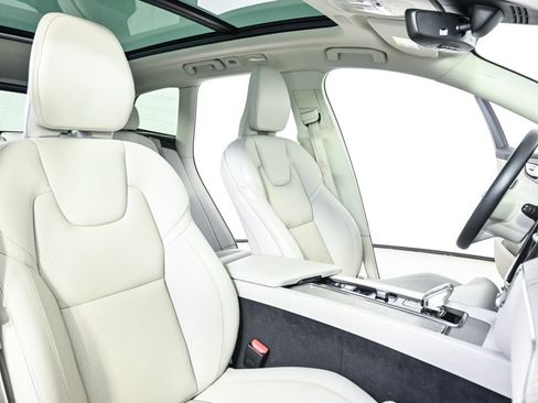 Used 2023 Volvo XC60 B5 Ultimate w/ Climate Package FWD image 25