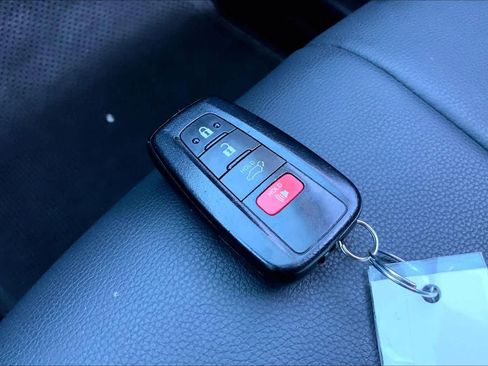 Used 2021 Toyota Highlander XLE image 15