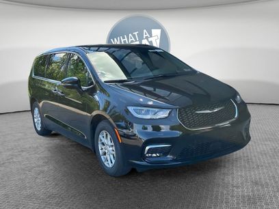 New 2026 Chrysler Pacifica Select