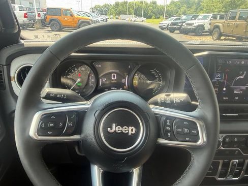 Used 2025 Jeep Wrangler Unlimited Sahara AWD/4WD image 25