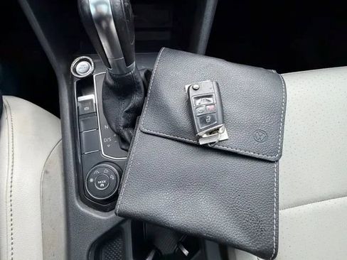 Used 2019 Volkswagen Tiguan SE w/ Panoramic Sunroof Package image 26