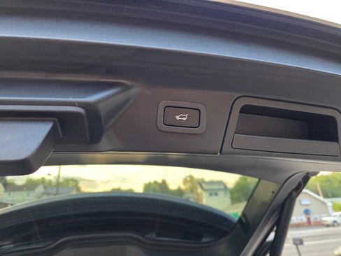 Used 2018 Land Rover Range Rover Velar R-Dynamic SE image 14